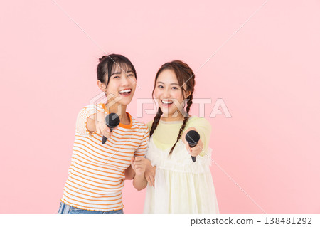 唱卡拉 OK 的年輕女人 138481292