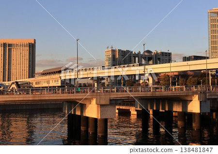 東京江東區青海，黃昏時分的景象。 138481847