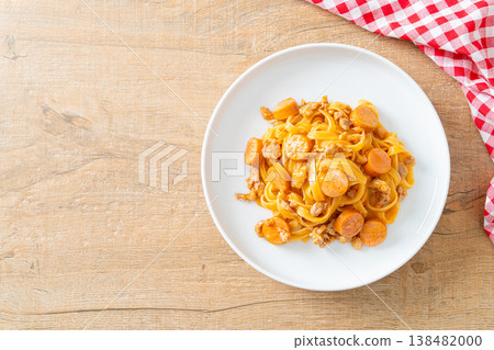 spaghetti pasta sausage and minced pork 138482000