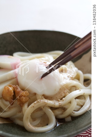 冷烏龍麵配溏心蛋和魚餅 138482036