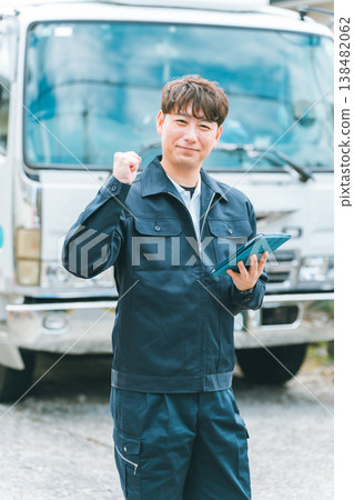 平板電腦和一位四十多歲的卡車司機 平板電腦和一位四十多歲的卡車司機 138482062