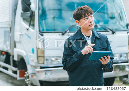 平板電腦和卡車司機 平板電腦和卡車司機 138482067