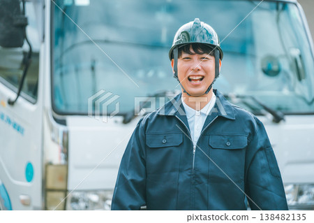 戴著安全帽的卡車司機 戴著安全帽的卡車司機 138482135