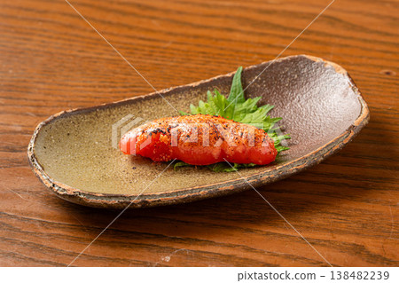 烤明太子(辣鱈魚子):一種廣受歡迎的小吃,烤製得恰到好處。 烤明太子(辣鱈魚子):一種廣受歡迎的小吃,烤製得恰到好處。 138482239