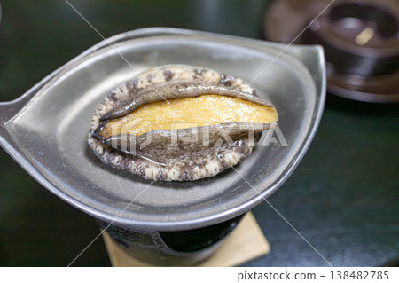 特寫鏡頭:活鮑魚在熱板上烹調。 特寫鏡頭:活鮑魚在熱板上烹調。 138482785