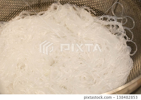 剛煮好的粉絲瀝乾水分 138482853