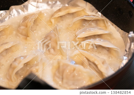 Frozen dumplings that can be easily cooked in a frying pan Frozen dumplings that can be easily cooked in a frying pan 138482854