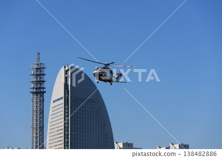 橫濱市消防局的直升機飛越港未來地區。 橫濱市消防局的直升機飛越港未來地區。 138482886