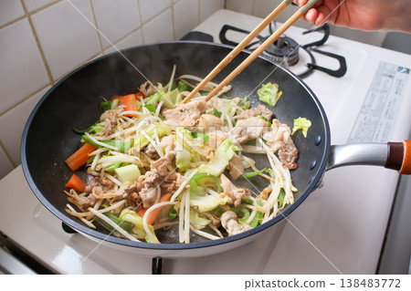 A scene of cooking stir-fried vegetables in a frying pan. A scene of cooking stir-fried vegetables in a frying pan. 138483772