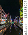 絢麗璀璨的日本大阪道頓堀川夜景與兩岸閃耀的霓虹招牌水面倒影 138483907