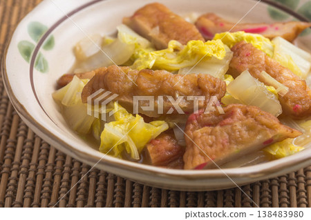 Ginger tempura and braised Chinese cabbage 138483980