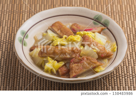 Ginger tempura and braised Chinese cabbage 138483986