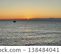 被夕陽染紅的大海和漁船 138484041