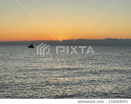 被夕陽染紅的大海和漁船 被夕陽染紅的大海和漁船 138484041