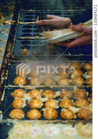 Osaka Dotonbori's famous fish roasting that attracts fresh and beautiful people: Mino Shigeyoshi Hinoue's hot street food special video Osaka Dotonbori's famous fish roasting that attracts fresh and beautiful people: Mino Shigeyoshi Hinoue's hot street food special video 138484171
