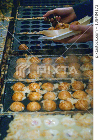 Osaka Dotonbori's famous fish roasting that attracts fresh and beautiful people: Mino Shigeyoshi Hinoue's hot street food special video Osaka Dotonbori's famous fish roasting that attracts fresh and beautiful people: Mino Shigeyoshi Hinoue's hot street food special video 138484172