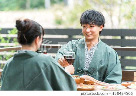 日本旅館或溫泉旅館的年輕亞洲夫婦在陽台或木甲板上用餐（旅行和旅行） 138484566