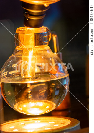 專業職人於精品咖啡廳使用虹吸式咖啡壺沖煮咖啡的優雅過程特寫 138484615