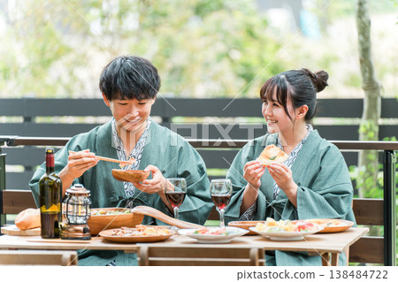 日本旅館或溫泉旅館的年輕亞洲夫婦在陽台或木甲板上用餐(旅行和旅行) 日本旅館或溫泉旅館的年輕亞洲夫婦在陽台或木甲板上用餐(旅行和旅行) 138484722