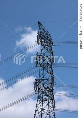 電力傳輸塔和電線直插藍天：基礎設施產業 138484985