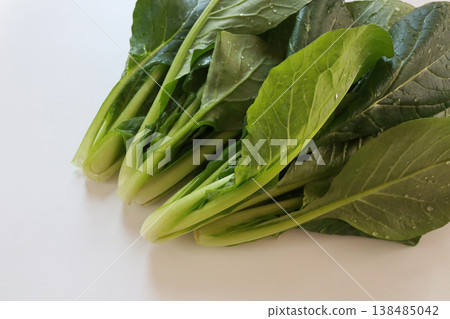 Fresh Japanese mustard spinach 138485042