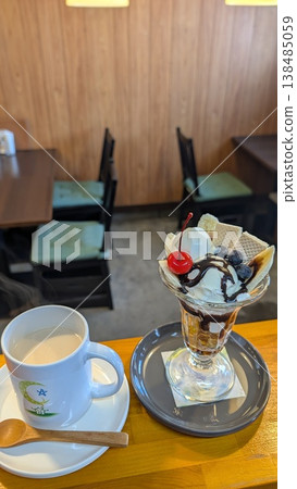 看起來很美味的凍糕和牛奶咖啡。 138485059