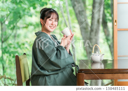 身著浴衣的亞洲年輕女子在日式旅館的房間喝茶 138485111