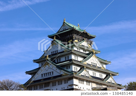 大阪城的主塔高聳於藍天之上,是大阪的地標和旅遊景點。 大阪城的主塔高聳於藍天之上,是大阪的地標和旅遊景點。 138485140