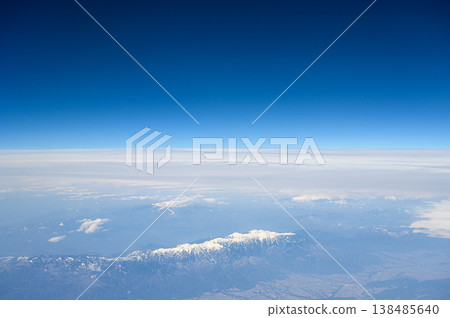 從空中俯瞰地球景觀：白雪皚皚的中央阿爾卑斯山脈 138485640