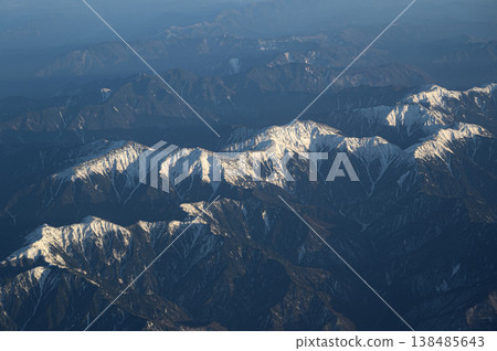 從空中俯瞰的山脈:白雪皚皚的南阿爾卑斯山脈 從空中俯瞰的山脈:白雪皚皚的南阿爾卑斯山脈 138485643