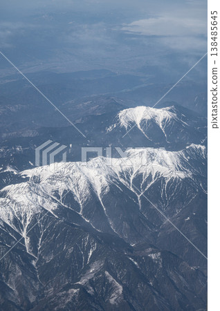 從空中俯瞰的山脈:白雪皚皚的南阿爾卑斯山脈 從空中俯瞰的山脈:白雪皚皚的南阿爾卑斯山脈 138485645