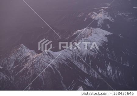 從空中俯瞰的山脈:白雪皚皚的八岳。 從空中俯瞰的山脈:白雪皚皚的八岳。 138485646