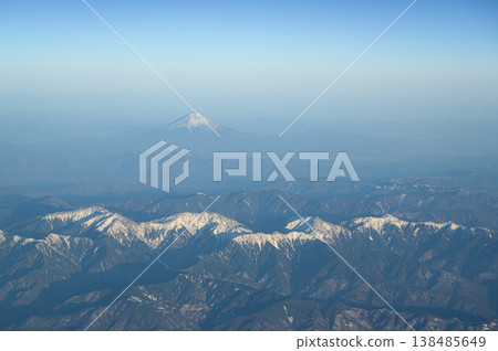 從空中俯瞰山脈:白雪皚皚的南阿爾卑斯山脈和富士山。 從空中俯瞰山脈:白雪皚皚的南阿爾卑斯山脈和富士山。 138485649