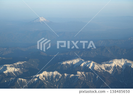 從空中俯瞰山脈:白雪皚皚的南阿爾卑斯山脈和富士山。 從空中俯瞰山脈:白雪皚皚的南阿爾卑斯山脈和富士山。 138485650