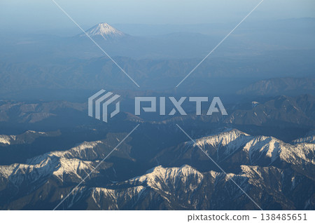 從空中俯瞰山脈:白雪皚皚的南阿爾卑斯山脈和富士山。 從空中俯瞰山脈:白雪皚皚的南阿爾卑斯山脈和富士山。 138485651