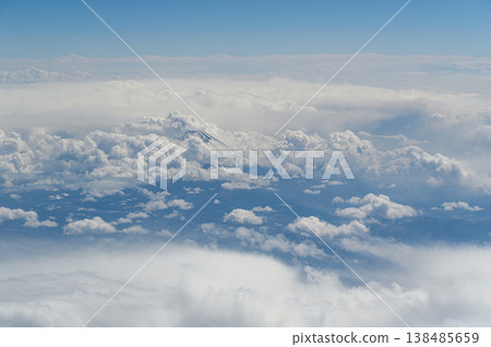 眺望天空,富士山隱約可見於雲層之中。 眺望天空,富士山隱約可見於雲層之中。 138485659