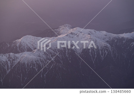 從空中俯瞰的山脈：白雪皚皚的北阿爾卑斯山脈 138485660