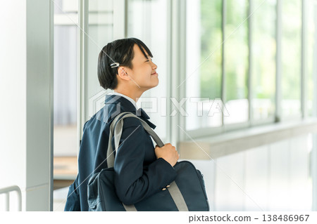 教學大樓走廊上穿著制服的國中和高中女生 教學大樓走廊上穿著制服的國中和高中女生 138486967