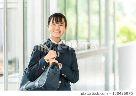 教學大樓走廊上穿著制服的國中和高中女生 教學大樓走廊上穿著制服的國中和高中女生 138486970