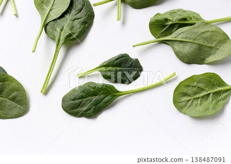Spinach leaves isolated on white background 138487091