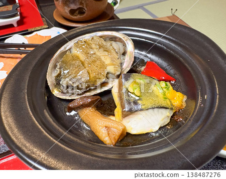 烤鮑魚、西班牙鯖魚和蔬菜 烤鮑魚、西班牙鯖魚和蔬菜 138487276