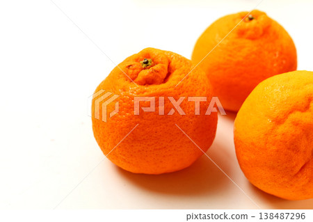 Four fresh Sumo oranges placed on a white background. Four fresh Sumo oranges placed on a white background. 138487296