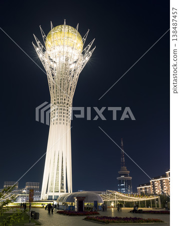 哈薩克阿斯塔納的巴伊傑列克塔燈火輝煌 138487457