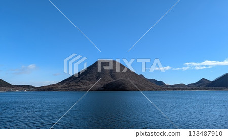 美麗的哈魯納湖和哈魯納山 美麗的哈魯納湖和哈魯納山 138487910
