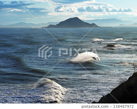 從伊良湖岬看到的神島 從伊良湖岬看到的神島 138487972