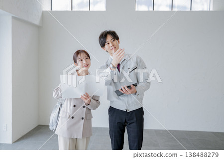 一名身穿工作服的男子正在講解房產資訊。 138488279