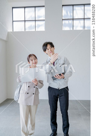 一名身穿工作服的男子正在講解房產資訊。 一名身穿工作服的男子正在講解房產資訊。 138488280