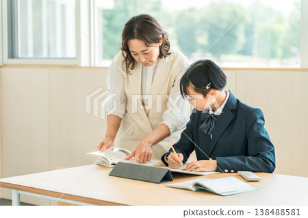 Elementary school students, junior high school students, and high school students in uniforms studying with their mothers, mothers, teachers, instructors, and lecturers 138488581