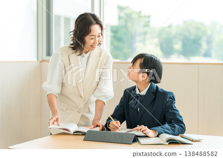 Elementary school students, junior high school students, and high school students in uniforms studying with their mothers, mothers, teachers, instructors, and lecturers Elementary school students, junior high school students, and high school students in uniforms studying with their mothers, mothers, teachers, instructors, and lecturers 138488582