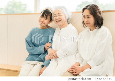 三代父母和孩子坐著說話（孫子、母親、祖母） 138488850
